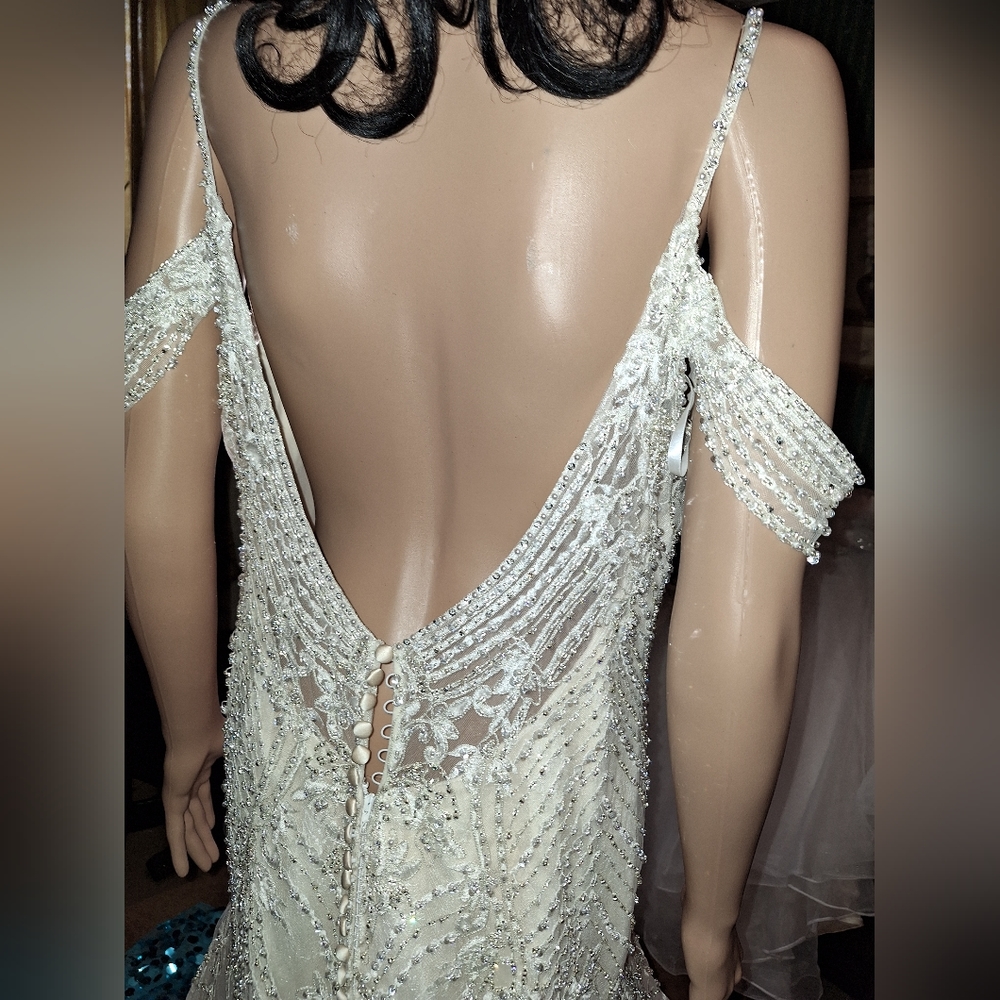 She's the Grand-Dom of all the wedding gowns. SIZE 12, # OJ1762 - Picture 3 of 14